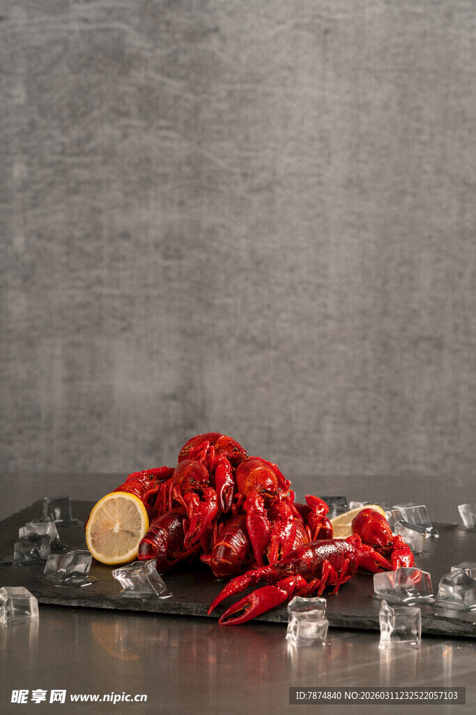 新鲜红辣椒配柠檬与冰块