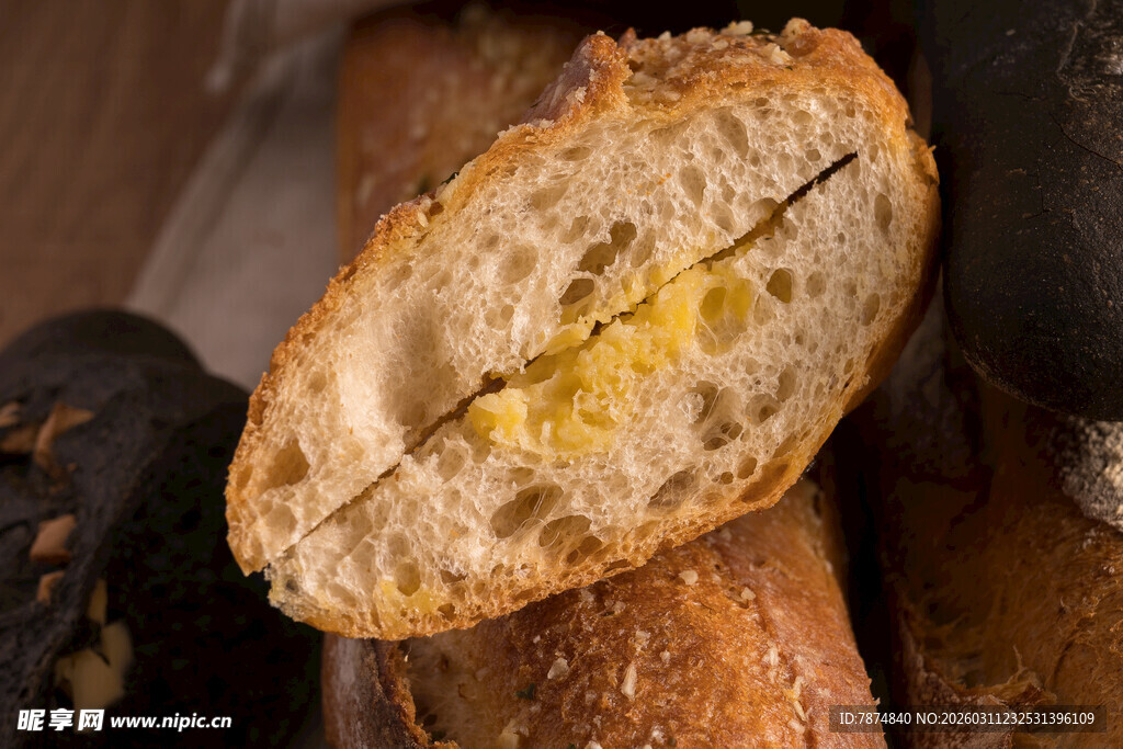 切开的美味夹心面包