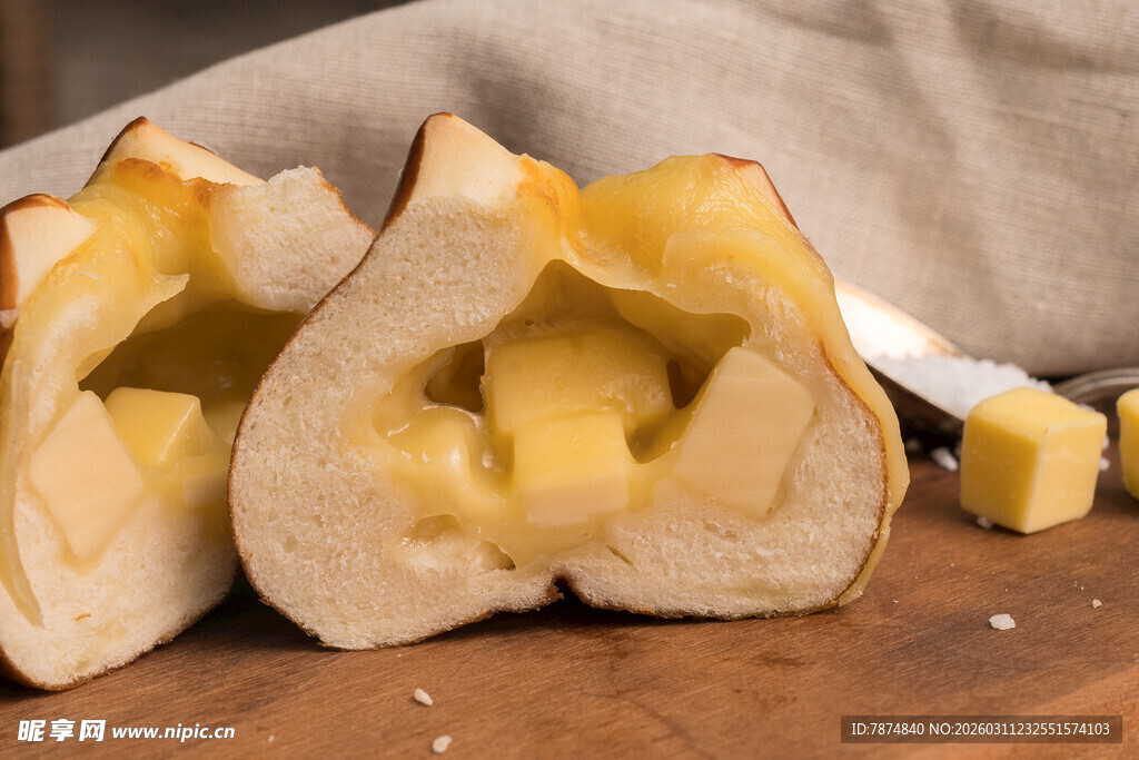 切开的奶酪面包特写