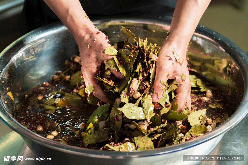 手工搅拌腌制食材