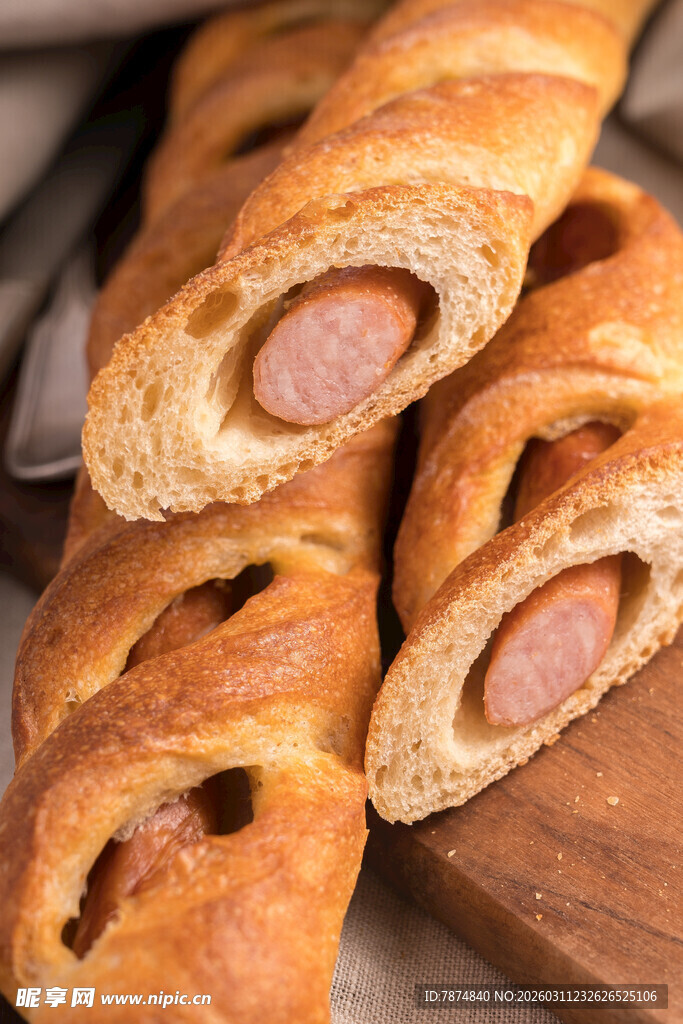 香肠面包卷堆叠展示