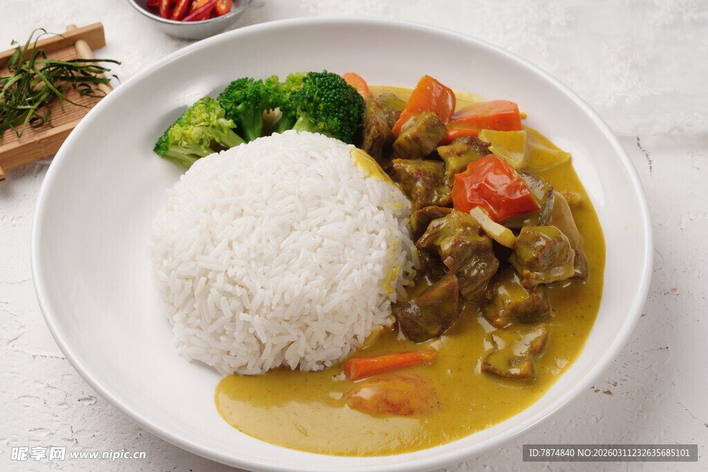 咖喱鸡肉盖饭配蔬菜