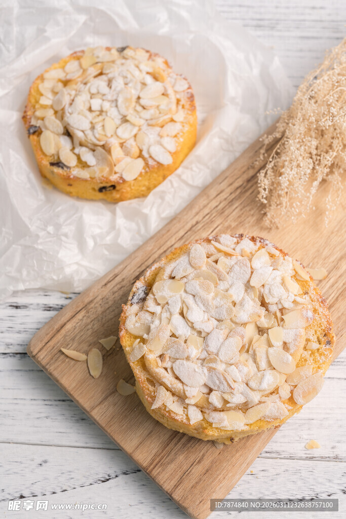 美味玉米披萨置于木板上