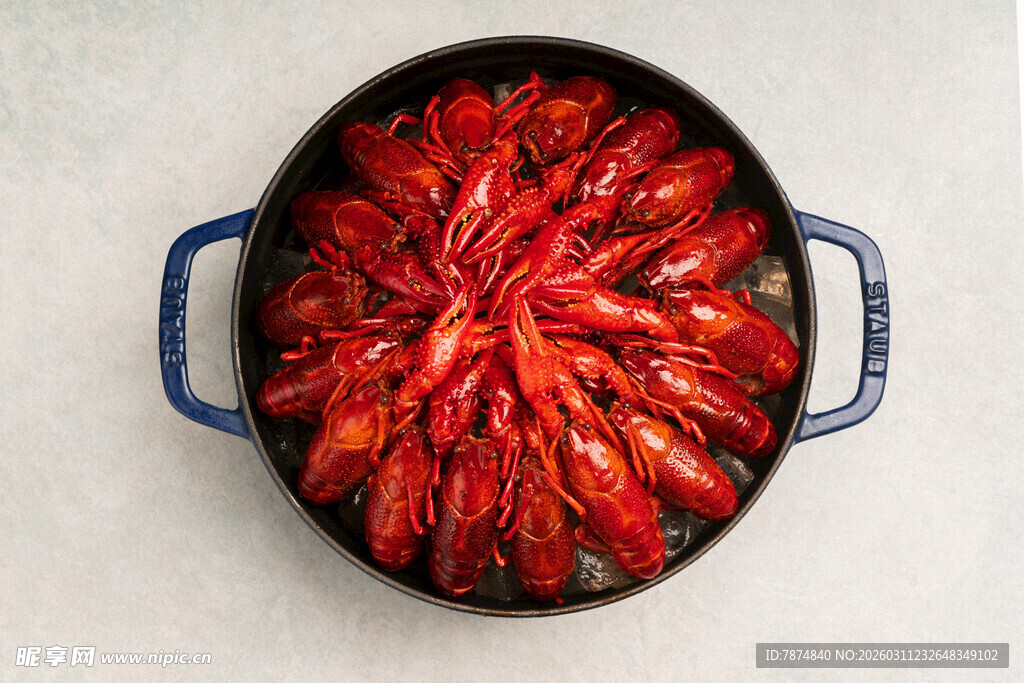 满锅诱人小龙虾