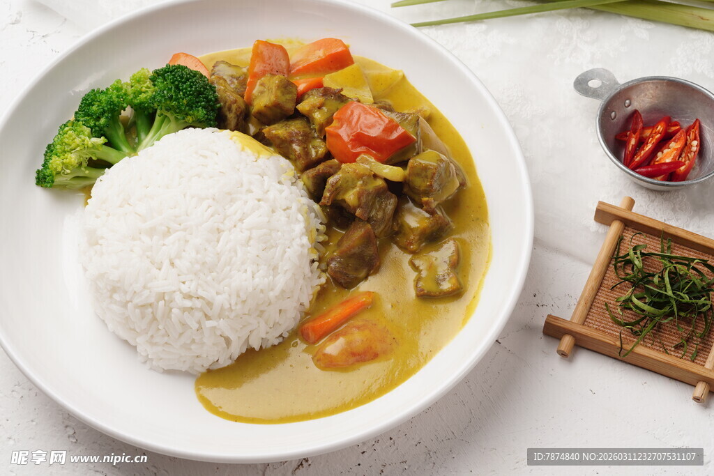 咖喱盖饭配蔬菜