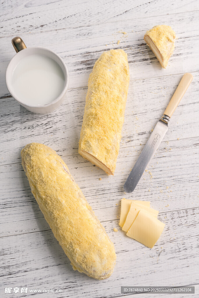 美味芝士面包与配料展示