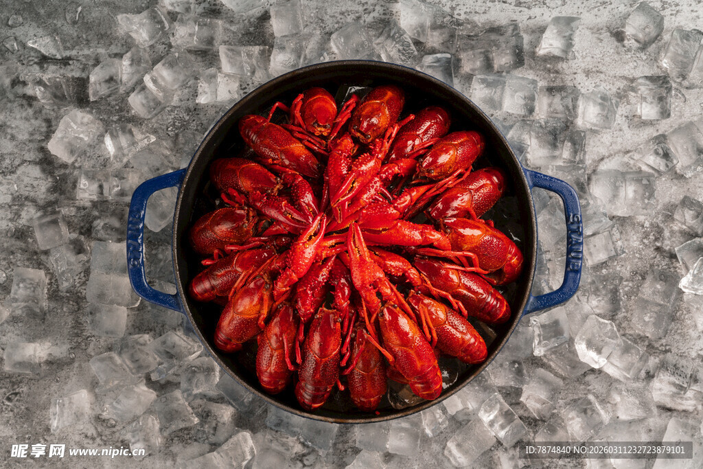 冰上盛放的美味小龙虾
