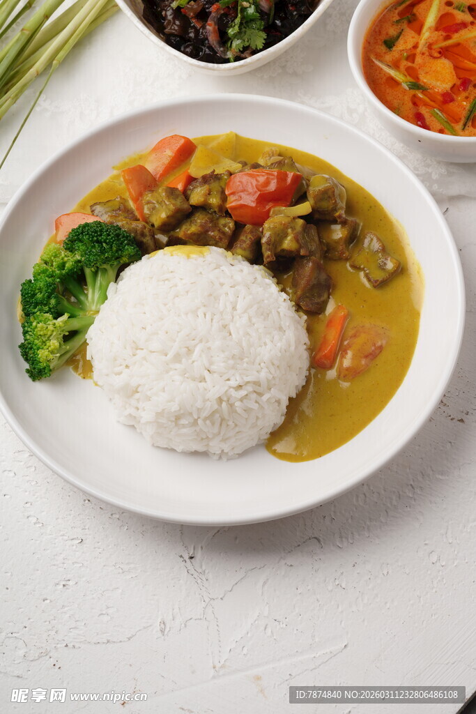 咖喱饭配蔬菜 美味诱人