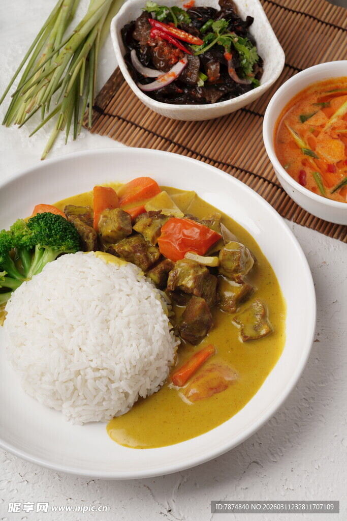 泰式咖喱饭配多样配菜