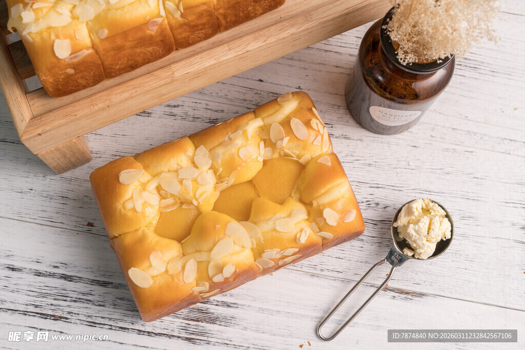 美味花式面包与蜂蜜搭配