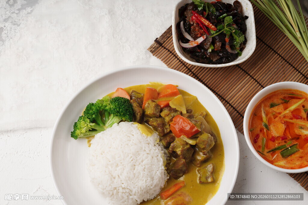 美味咖喱饭搭配多样小菜