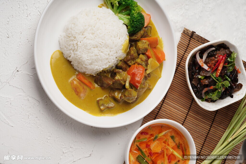 美味咖喱饭搭配多样小菜