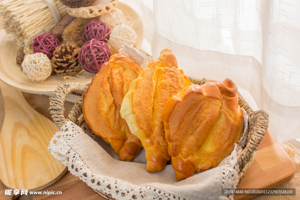 美味面包置于精致篮中