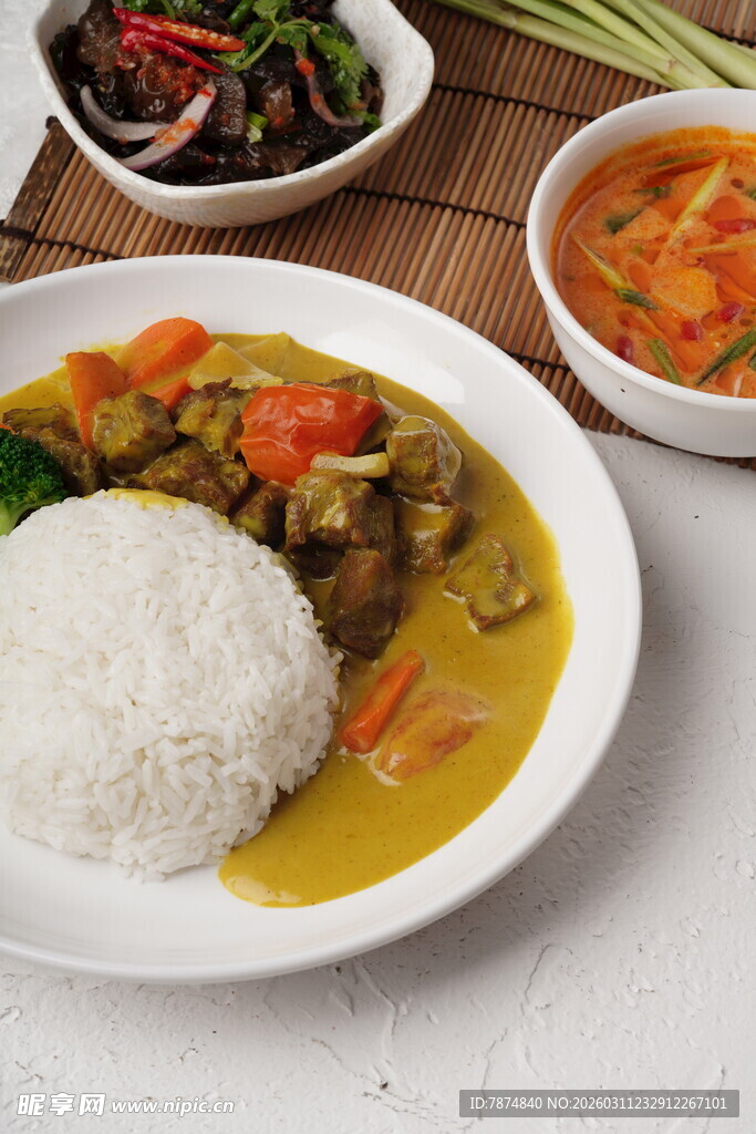咖喱盖饭配多样菜品