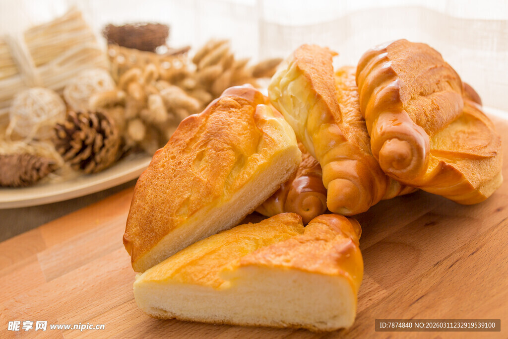 美味面包摆放在木桌上