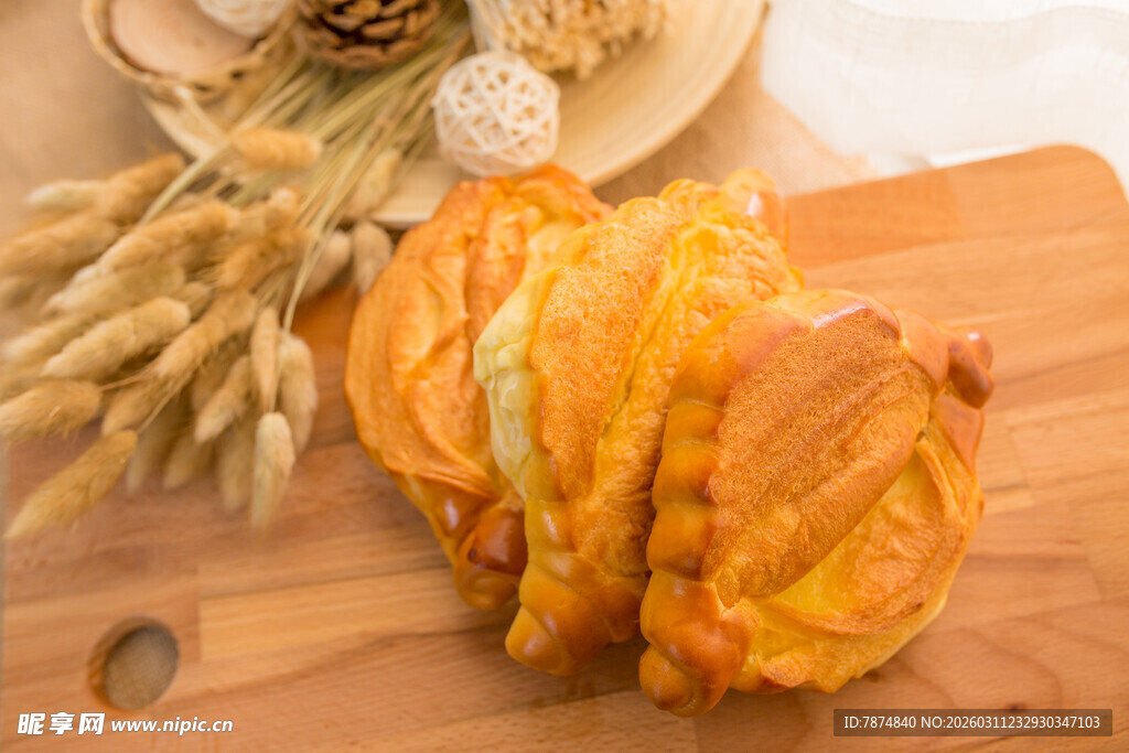 美味面包置于木砧板上