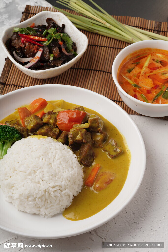 美味咖喱饭搭配多样菜肴