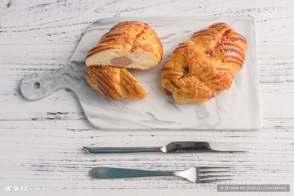 美味羊角面包与餐具搭配