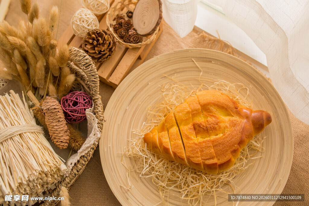 美味糕点与自然风摆件