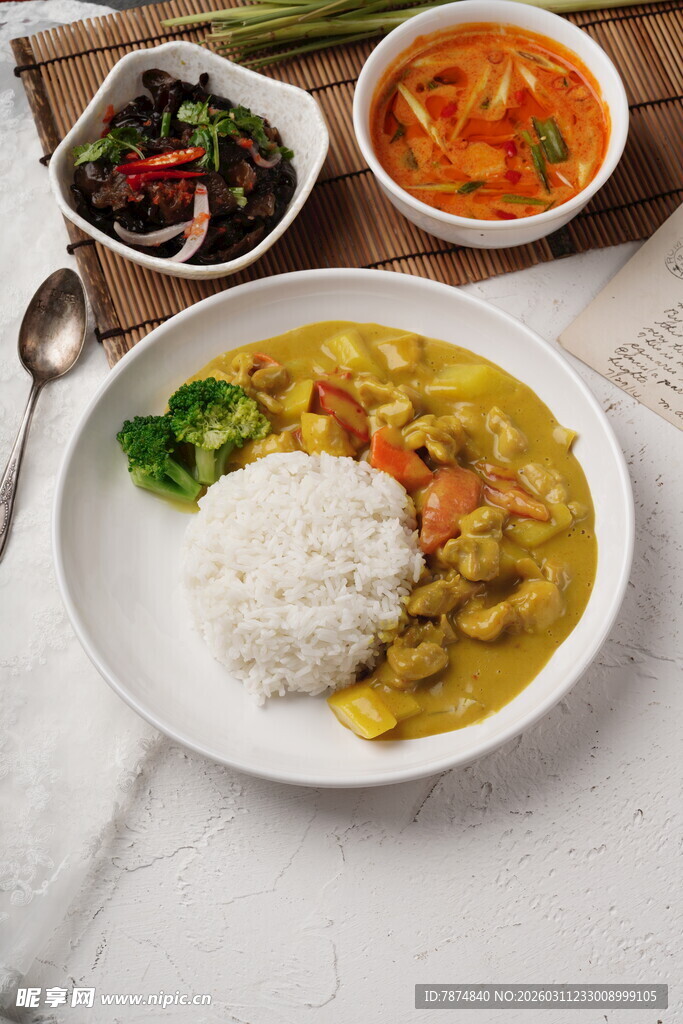 美味咖喱饭搭配多样配菜