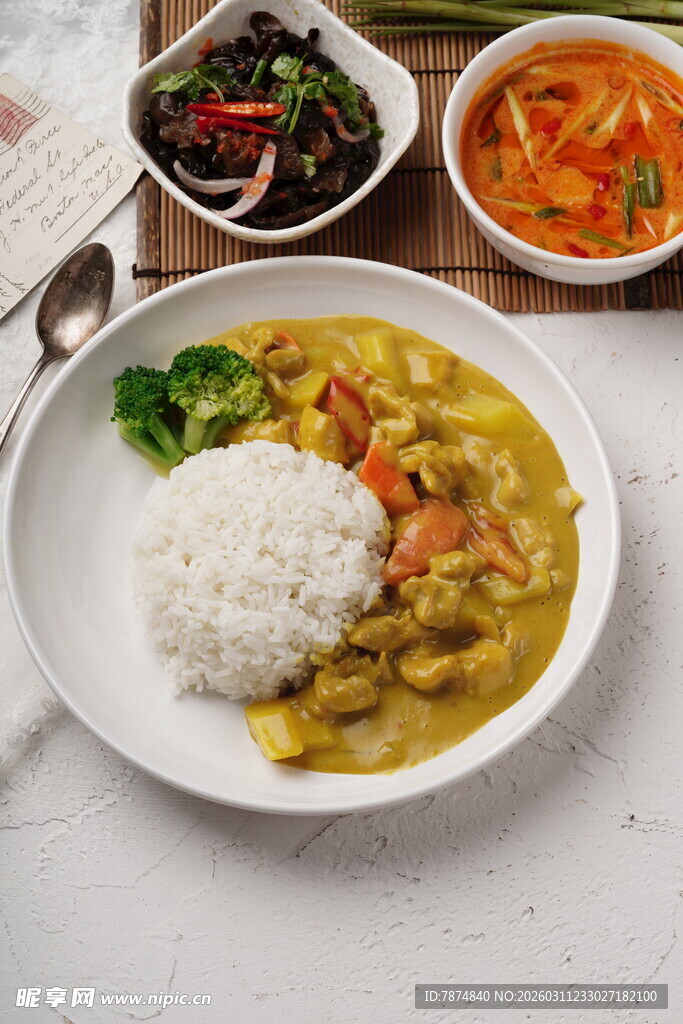 咖喱鸡肉饭搭配多样小菜