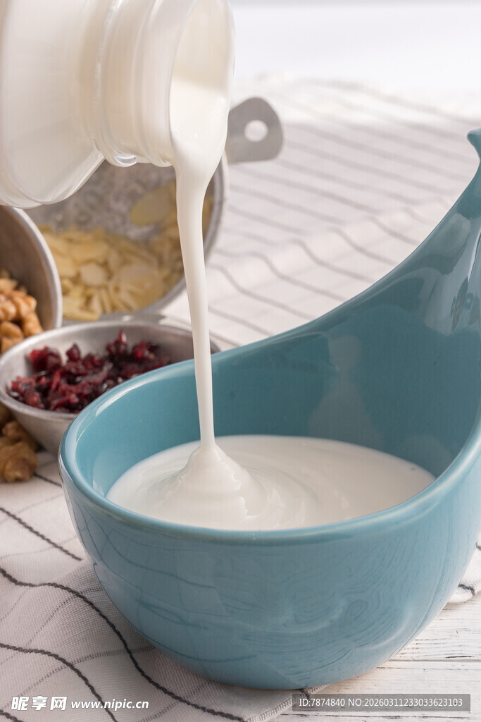 牛奶倒入蓝碗的温馨瞬间