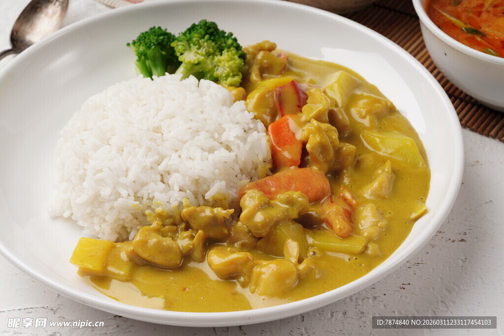 咖喱鸡肉盖饭配米饭西兰花