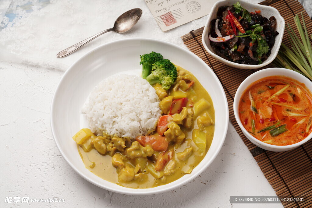 美味咖喱饭搭配多样配菜