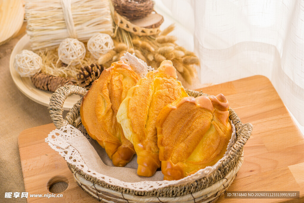 篮子里的美味烘焙羊角包