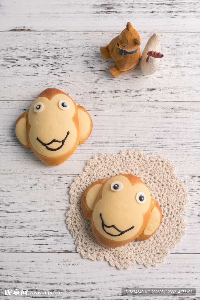 猴子造型面包与小玩偶