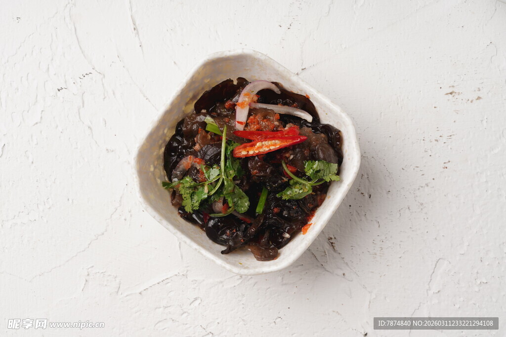 美味黑米饭配蔬菜与辣椒