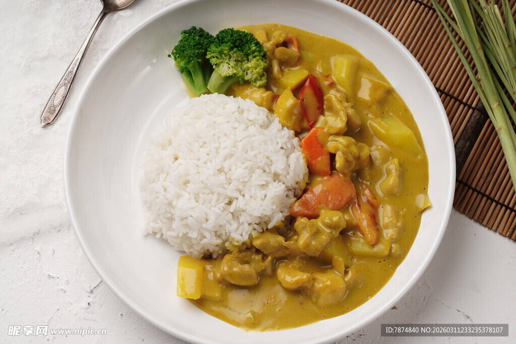 咖喱鸡肉饭配西兰花