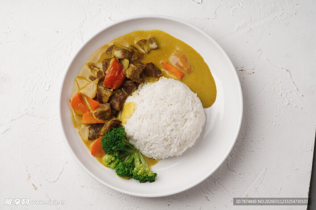 咖喱盖饭配米饭与蔬菜