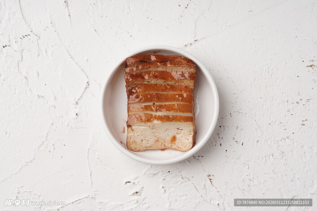 盘中切片面包待品尝