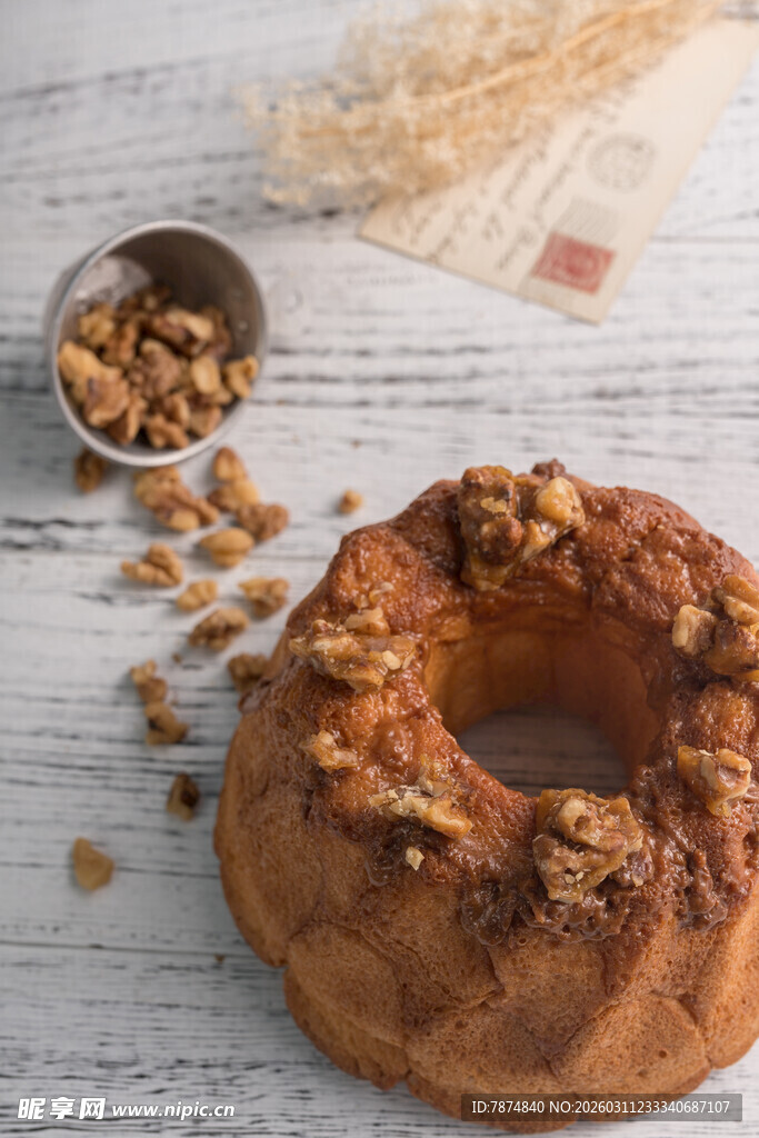 坚果装饰的美味环形面包