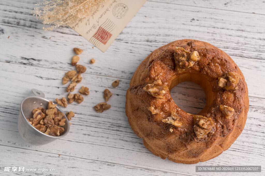 坚果装饰的美味圆形糕点