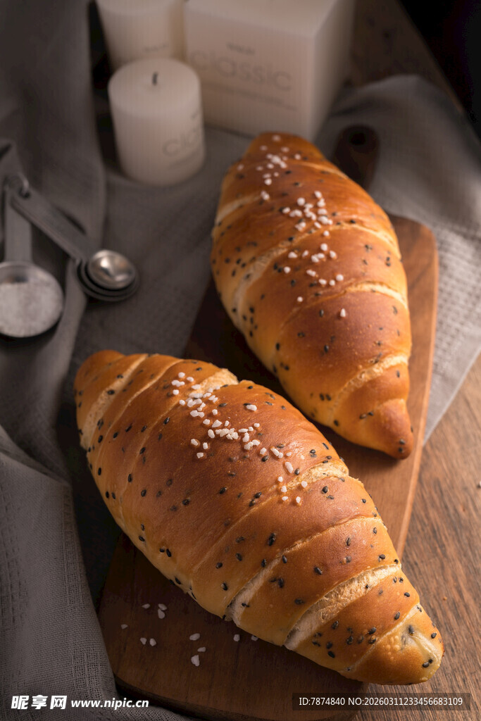 美味芝麻牛角面包特写