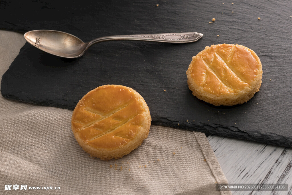 美味酥饼置于石板上
