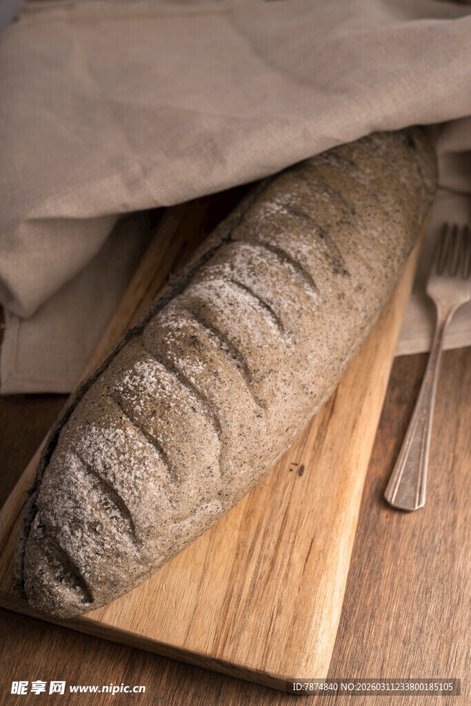 木制案板上的全麦面包