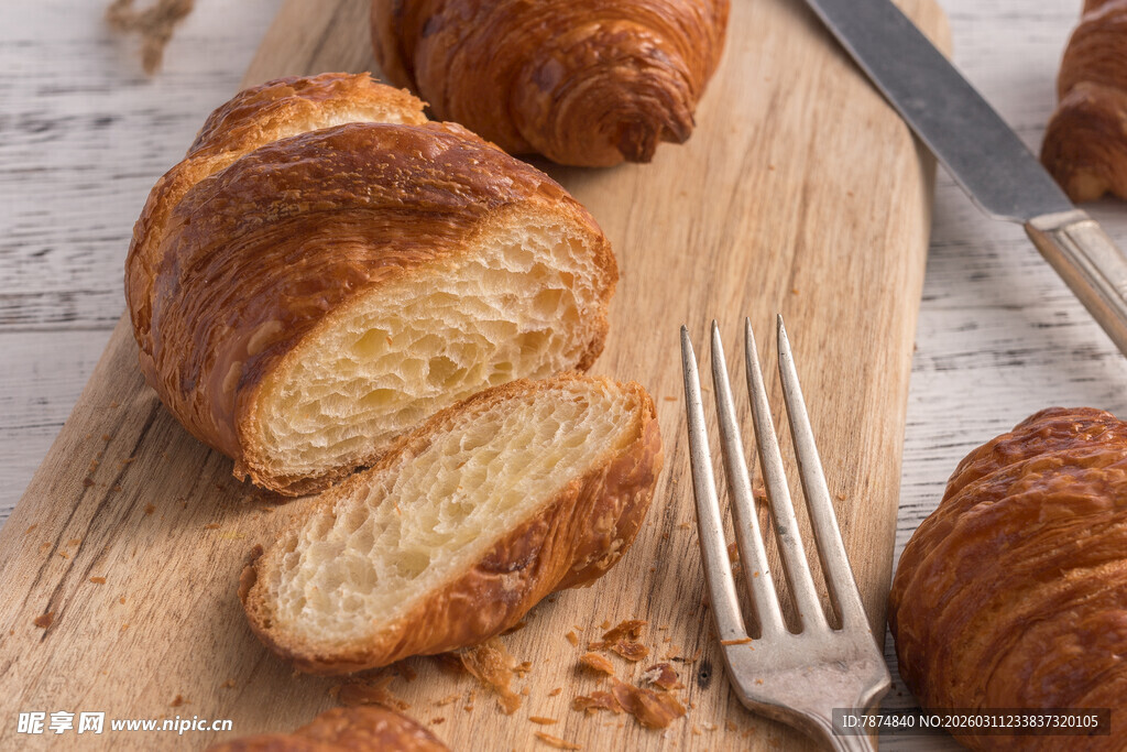 美味牛角面包置于木砧板上