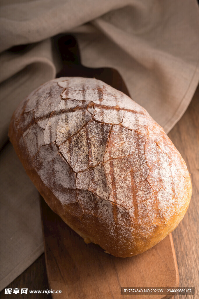 新鲜自制面包置于木板上