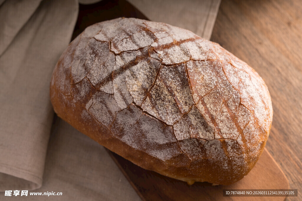新鲜出炉的全麦面包