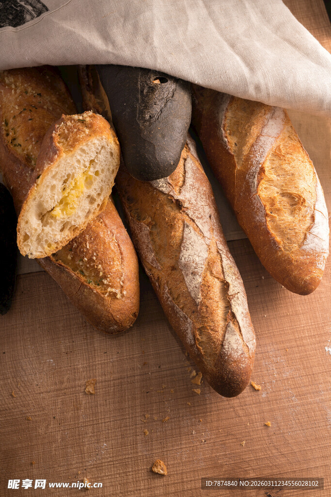 多样美味面包摆于木桌