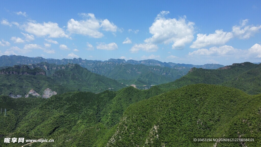 青山蓝天壮美山间景色
