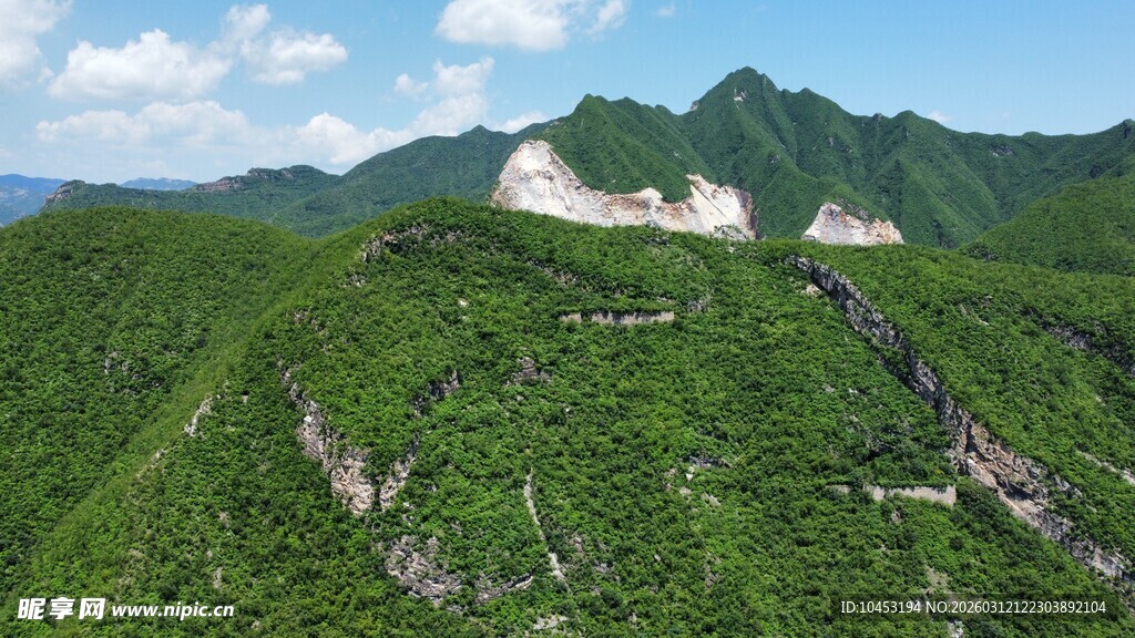 青山间的壮丽建筑景观
