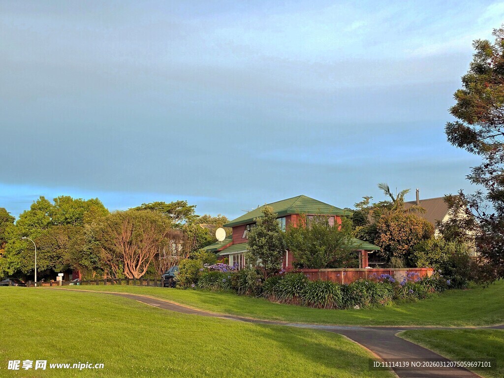 宁静的海边小镇风景