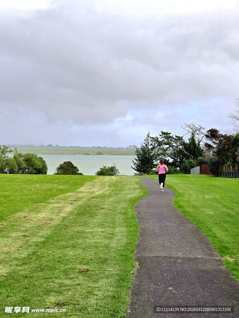 漫步于绿意环绕的海滨小道