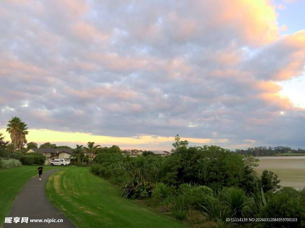 海滨小镇黄昏风景