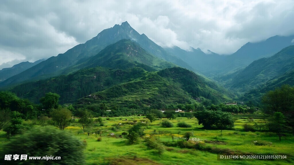 青山绿野间的秀丽风光