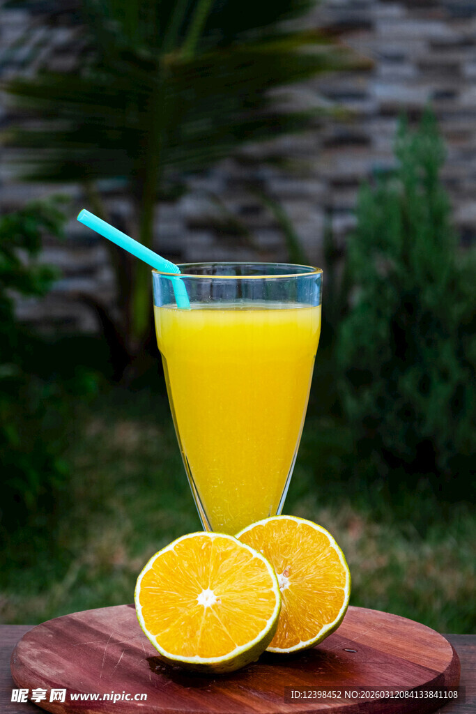 鲜榨橙汁与橙子